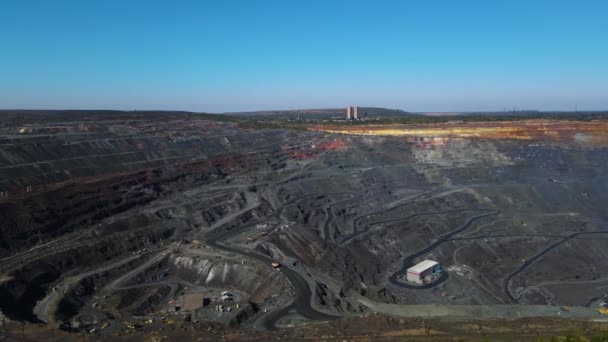 cava minerale di ferro estrazione cava camion produzione metallurgica enorme pit vista dall'alto drone volo - Filmati, video