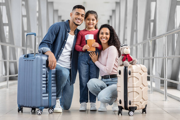 Boldog közel-keleti család három pózol Airport Terminal, várakozás repülés - Fotó, kép