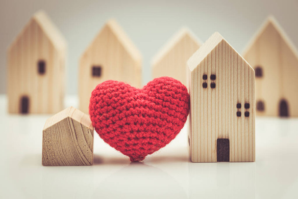 家庭の愛に滞在するための大小の家のモデルの間の愛の中心一緒に健康的なコミュニティの概念. - 写真・画像