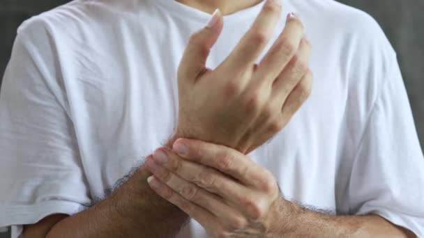Κοντινό πλάνο Άνθρωπος πόνος στον καρπό και τα δάχτυλα - Πλάνα, βίντεο
