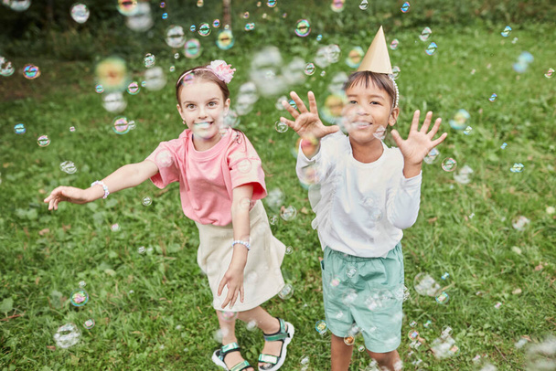 Mädchen jagen Blasen im Park - Foto, Bild