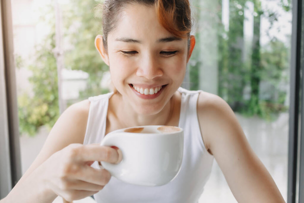 Happy smile face of woman admire the moment with a cup of coffee. - Fotoğraf, Görsel