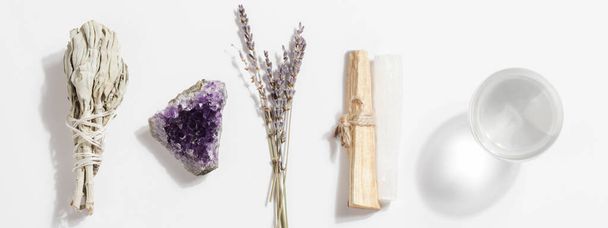 Palo Santo stok met seleniet, gedroogde salie, druse van amethist, lavendel en waarzeggerij bal. spirituele, meditatie, esoterische levensevenwicht banner - Foto, afbeelding