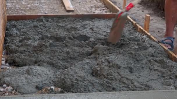 Trabajador mezclando el cemento. Fabricación de mortero de construcción - Imágenes, Vídeo