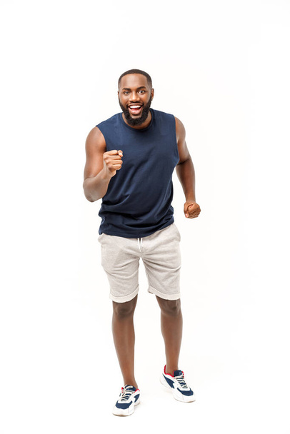 スポーツの若いフィットネスアフリカの黒人男性は、気楽に応援し、興奮を身に着けています。勝利の概念. - 写真・画像