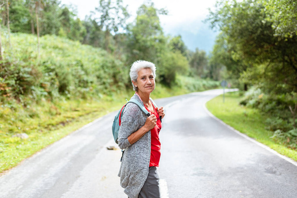 hátizsák idős nő pozitív és kalandos hozzáállás - Fotó, kép
