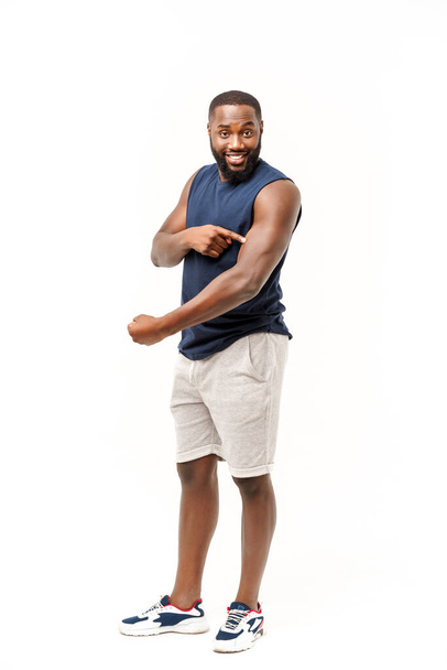Zdrowy patrząc Szczęśliwy Młody Afroamerykanin Mężczyzna gotowy Trening Izolowany na białym tle - Zdjęcie, obraz