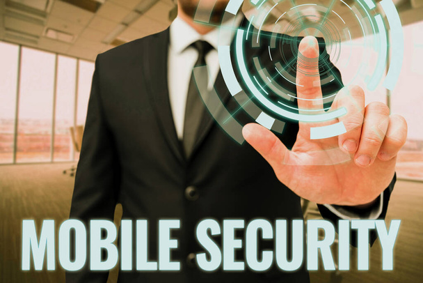 モバイルセキュリティを示すテキストキャプション。ビジネスコンセプト脅威や脆弱性からの携帯電話の保護オフィスで男の制服スタンディングプレス仮想ボタン保持タブレット. - 写真・画像