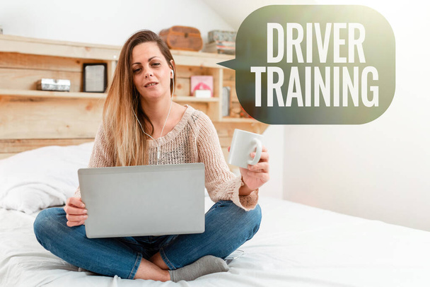 標識ドライバートレーニングを示すインスピレーション。ビジネスショーケースは、運転免許証を取得するための新しいドライバを準備します興味深い記事をオンラインで読む,インターネットの問題を解決する - 写真・画像