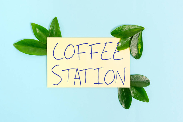 Kahve istasyonunu sunan metin başlığı. İş konsepti. Sıcak içeceklerin sunulduğu küçük gayri resmi bir restoran. Doğa Teması Fikirleri ve Tasarımları, Yenilenebilir Malzemeler - Fotoğraf, Görsel