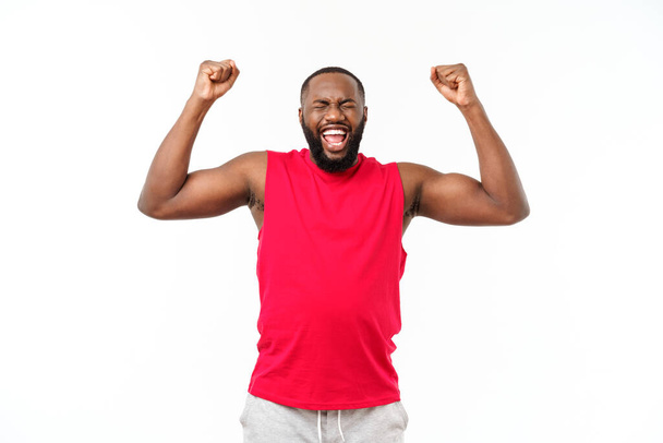 junge fitnessafrikanische schwarze Männer in Sportkleidung jubeln unbeschwert und aufgeregt. Siegerkonzept. - Foto, Bild