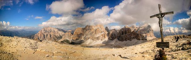 Panoráma felvétel a Dolomitokról, részletek a Tofane hegyi csoportról, az UNESCO Világörökség része Olaszországban  - Fotó, kép