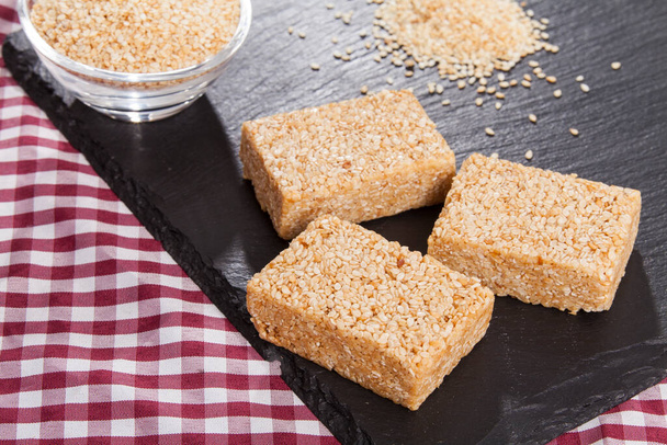 Graines de sésame blanc comestibles - Barres de sésame au miel - Photo, image