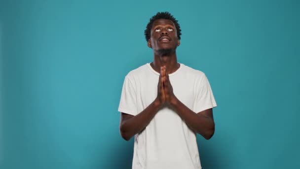 L'uomo con fede che prega Dio implorando la pace - Filmati, video