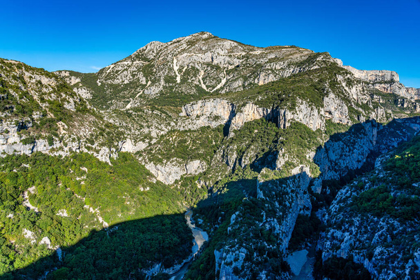Verdon Gorge, Gorges du Verdon, incrível paisagem do célebre desfiladeiro com o sinuoso rio de cor verde-turquesa e rochas de pedra calcária em Alpes Franceses, Provence, França - Foto, Imagem