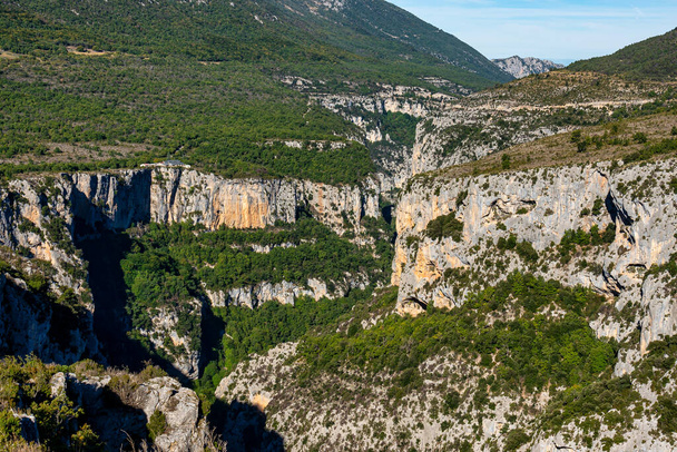 Verdon Gorge, Gorges du Verdon, increíble paisaje del famoso cañón con sinuoso río de color verde turquesa y altas rocas de piedra caliza en los Alpes franceses, Provenza, Francia - Foto, Imagen