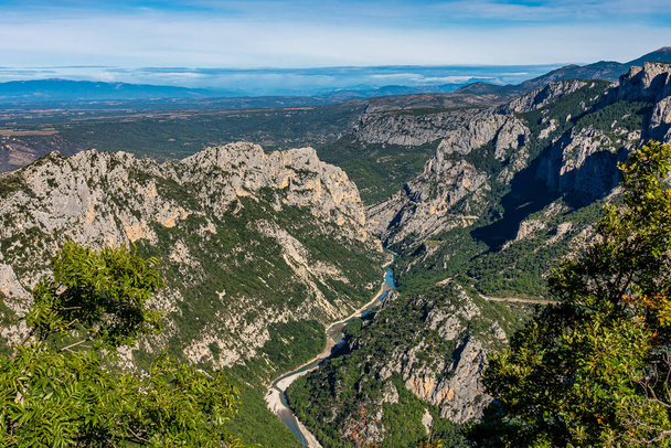 Verdon Gorge, Gorges du Verdon, niesamowity krajobraz słynnego kanionu z krętą turkusowo-zieloną rzeką i wysokimi skałami wapiennymi w Alpach Francuskich, Prowansja, Francja - Zdjęcie, obraz