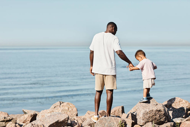 Apa kisfiúval a strandon - Fotó, kép