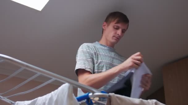 Un hombre dobla ropa seca - Metraje, vídeo