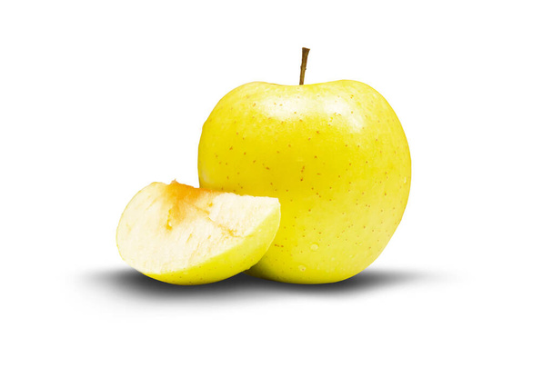 žluté jablko s plátkem izolovaným na bílém - Fotografie, Obrázek
