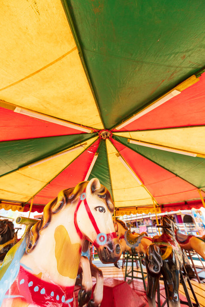 Carrousel dans un pauvre parc d'attractions à la campagne du Brésil - Photo, image