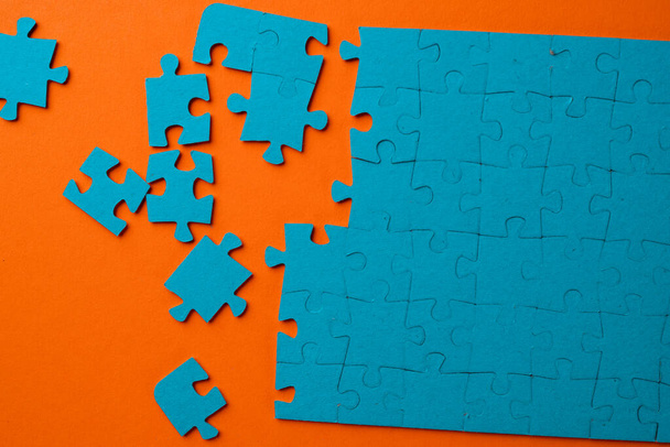 A set of puzzles, the process of collecting in a large pattern. Teamwork and problem solving, concept. - Foto, immagini