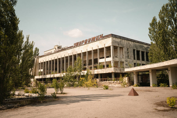 Csernobil, Ukrajna - Aug 07, 2019: Palace of Culture Energetik - Text says: Palace of Culture Energetik - Pripyat, Csernobil Kizárási Zóna, Ukrajna - Fotó, kép