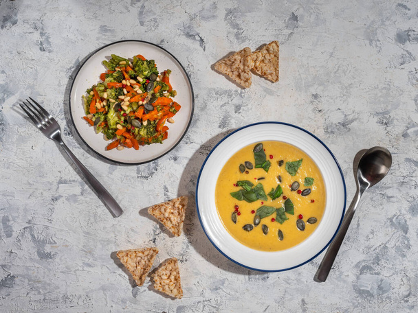 Obiad z sałatką warzywną i zupą puree dla prawidłowego odżywiania - Zdjęcie, obraz