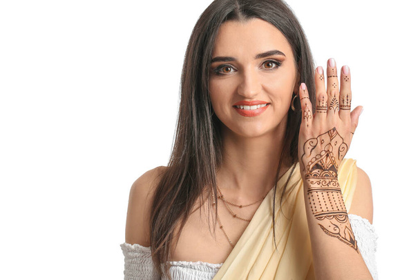 Hermosa mujer india con tatuaje de henna sobre fondo blanco - Foto, imagen
