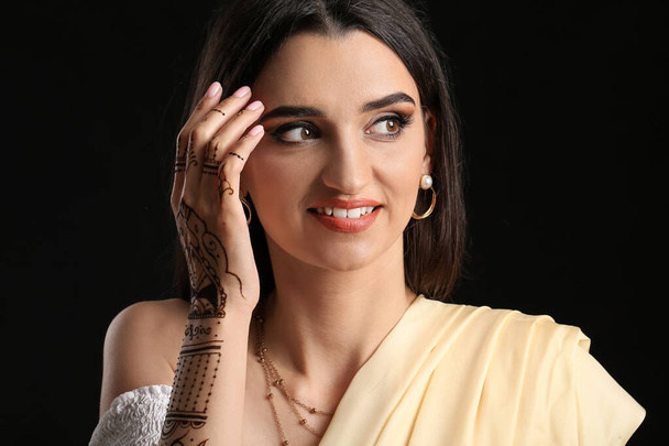 Mulher indiana bonita com tatuagem de henna no fundo escuro - Foto, Imagem
