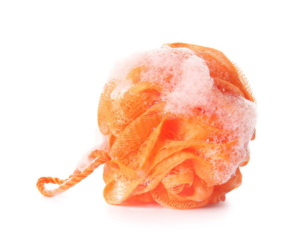 Pomerančová koupel houba s pěnou na bílém pozadí - Fotografie, Obrázek