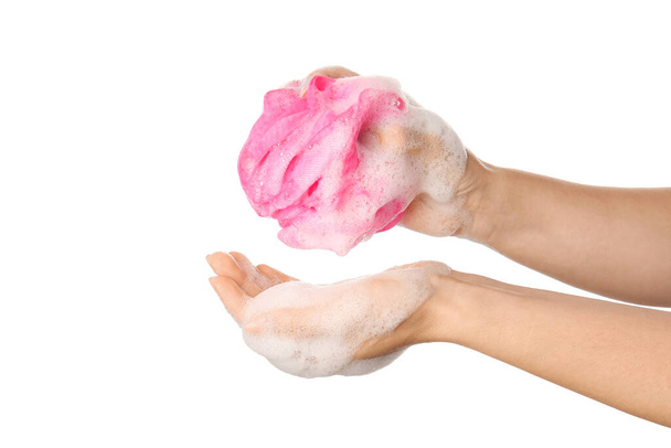 Mujer sosteniendo esponja de baño rosa con espuma sobre fondo blanco, primer plano - Foto, imagen