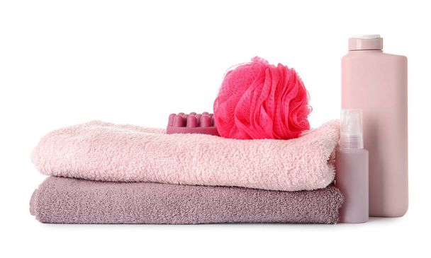 Produtos cosméticos, toalhas e esponja de banho sobre fundo branco - Foto, Imagem
