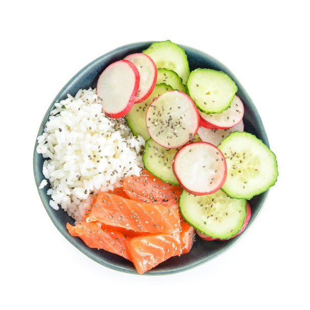 Tigela com arroz saboroso, salmão e legumes no fundo branco - Foto, Imagem