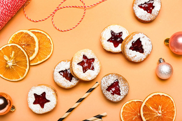 Смачне печиво Linzer з різдвяним декором на кольоровому фоні
 - Фото, зображення
