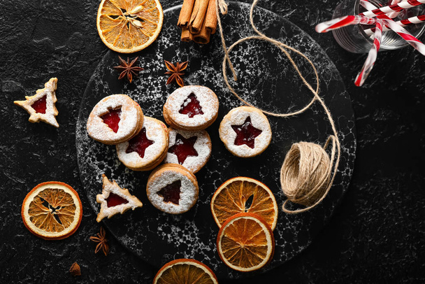 Дошка зі смачним печивом Linzer та спеціями на темному фоні
 - Фото, зображення