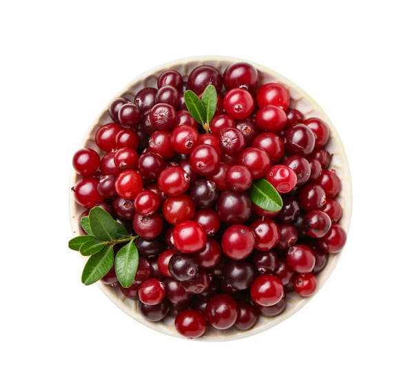 Tigela de cranberries maduras no fundo branco - Foto, Imagem