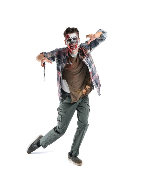 Hombre zombie miedo sobre fondo blanco - Foto, imagen