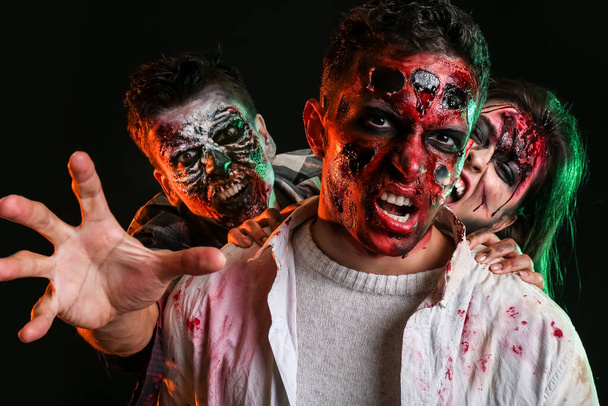 Zombies aterradores sobre fondo oscuro - Foto, imagen