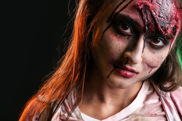 Enge zombie vrouw op donkere achtergrond - Foto, afbeelding
