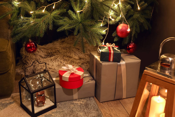 De nombreux cadeaux sous le sapin de Noël sur le sol - Photo, image