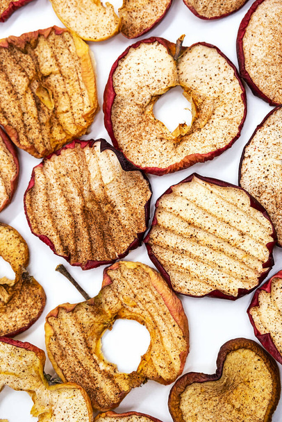 Getrocknete Äpfel mit Zimt, gesunde Zwischenmahlzeit. Trockenobst-Scheiben, Superfood. Veganes und Rohkost-Ernährungskonzept. - Foto, Bild