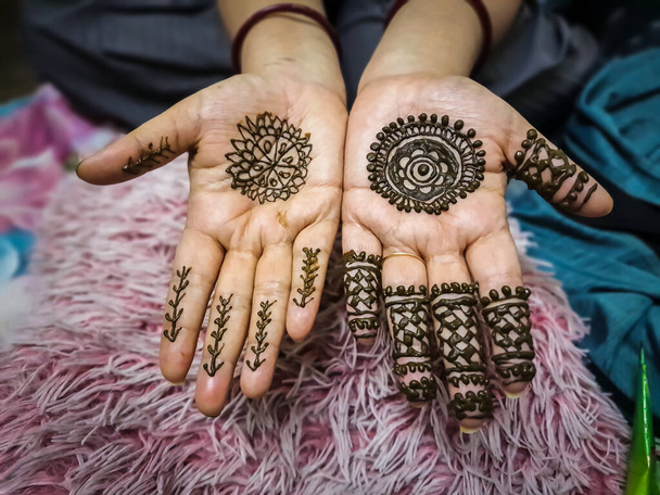 heena ή indian mehndi σχέδιο με την ευκαιρία του γάμου και φεστιβάλ από διαφορετικές γωνίες - Φωτογραφία, εικόνα