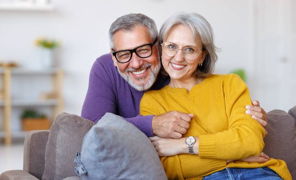 Portrait of happy beautiful senior caucasian family couple in love smiling at camera at home - Foto, afbeelding