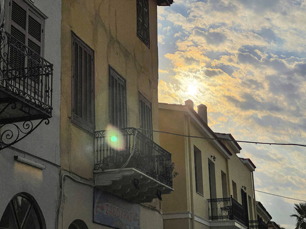Schön dekorierte Straßen von Nafplion mit traditionellen architektonischen Gebäuden. Nauplia ist zweifellos eines der idyllischsten Reiseziele in Argolis, Peloponnes, Griechenland - Foto, Bild