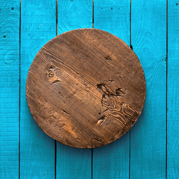 cerchio grunge vuoto, piatto di legno sul vecchio tavolo, sfondo blu - Foto, immagini