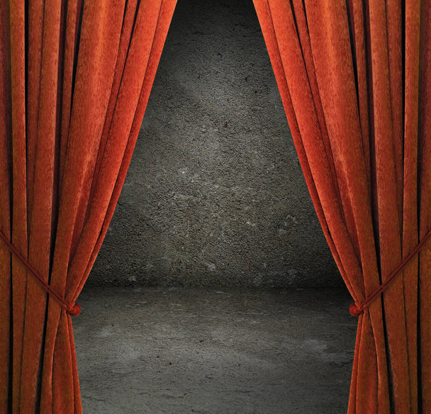 παλιό εσωτερικό με κόκκινες κουρτίνες, τσιμεντένιο τοίχο - Φωτογραφία, εικόνα