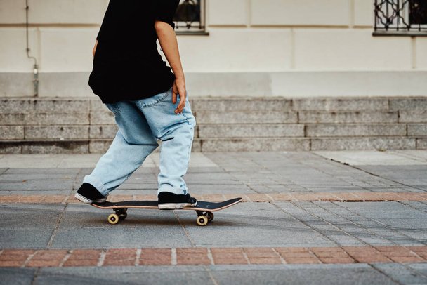 Passeio de skate no skate na rua da cidade, close-up - Foto, Imagem