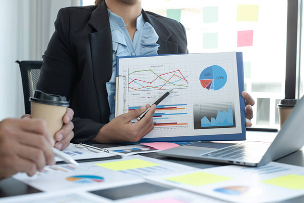Setkání vedoucích obchodních týmů o grafech, finanční grafy zobrazující výsledky analyzují a počítají plánovací strategie, procesy budování obchodních úspěchů. - Fotografie, Obrázek