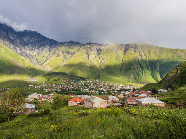 βουνά του Καυκάσου φαίνεται από το χωριό stepantsminda. - Φωτογραφία, εικόνα